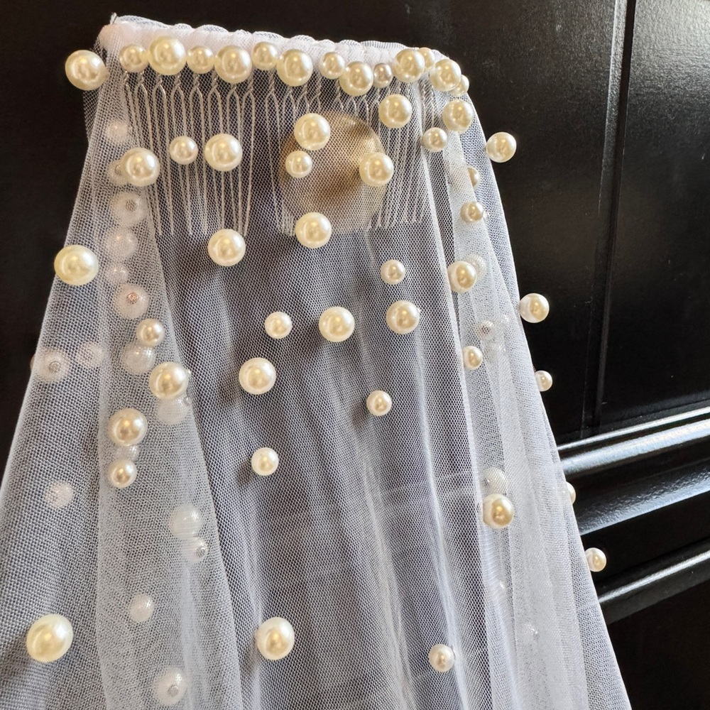 Elegant Pearl-Embellished Veil